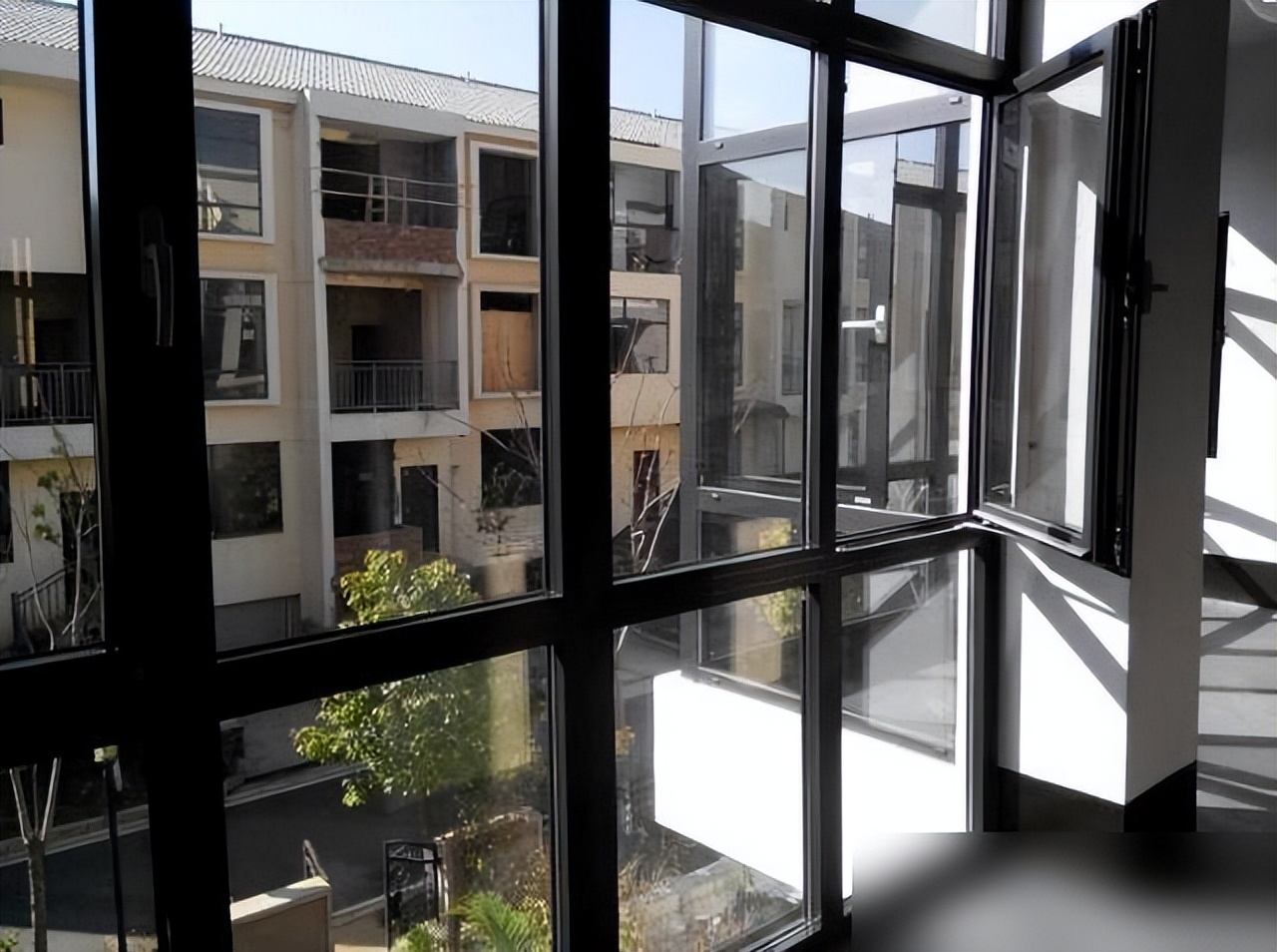 封阳台门窗别瞎买！老师傅血泪教训：选对这种材料，省电30%、多用30年！