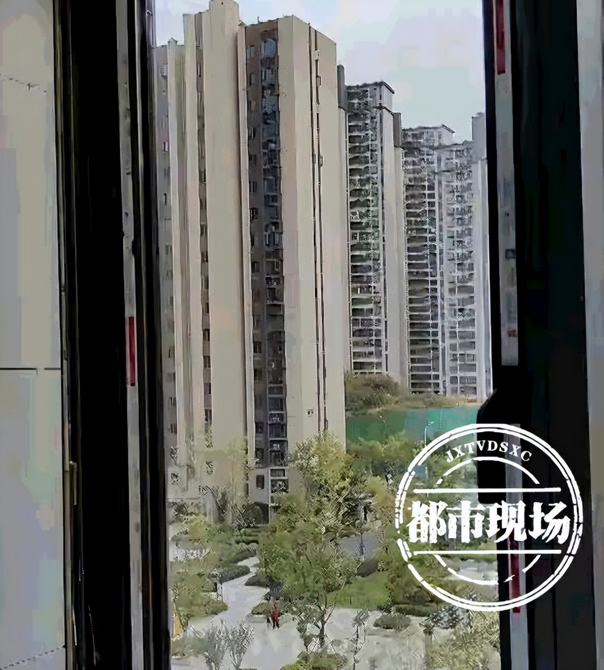 花1.8万封阳台,景观落地窗竟致全家头晕呕吐!商家嚣张回应引众怒 花1.8万封阳台,景观落地窗竟致全家头晕呕吐!商家嚣张回应引众怒