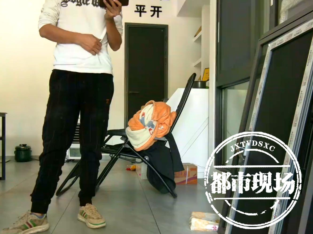 惊爆!花1.8万封阳台装落地窗,全家头晕反胃,商家竟称“正常”? 惊爆!花1.8万封阳台装落地窗,全家头晕反胃,商家竟称“正常”?